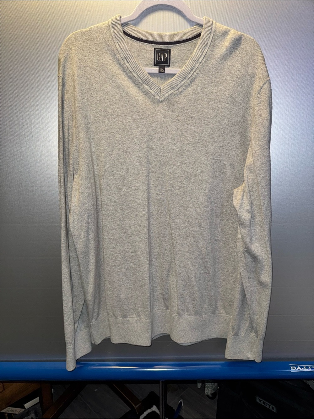 GAP Men's V-Neck Sweater in Heather Light Gray